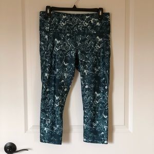 Under Armor Green and White Bubble Leggings with mesh. New without tags. Size L.